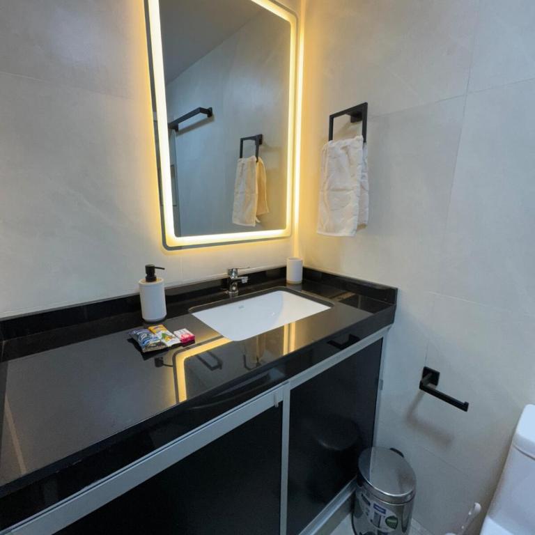 Moderno Dpto Céntrico y Soleado - Two-Bedroom Apartment - 8