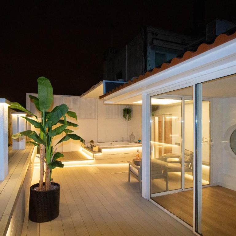 Luxury Penthouse with Jacuzzi & Large Terraces by Passeig de Gràcia - Two-Bedroom Deluxe Apartment with Balcony - 41