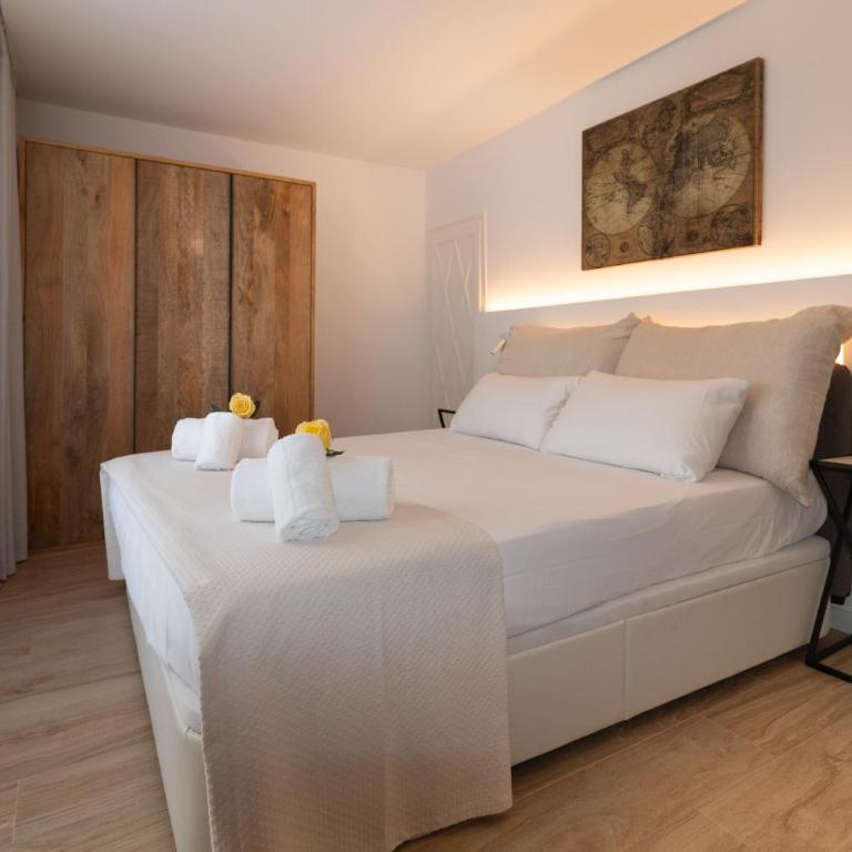 Luxury Penthouse with Jacuzzi & Large Terraces by Passeig de Gràcia - Two-Bedroom Deluxe Apartment with Balcony - 5