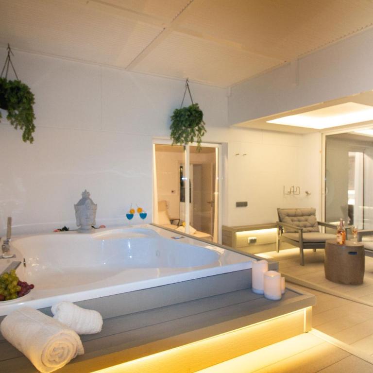 Luxury Penthouse with Jacuzzi & Large Terraces by Passeig de Gràcia - Two-Bedroom Deluxe Apartment with Balcony - 10