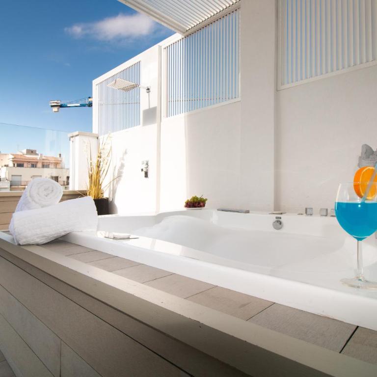 Luxury Penthouse with Jacuzzi & Large Terraces by Passeig de Gràcia - Two-Bedroom Deluxe Apartment with Balcony - 11