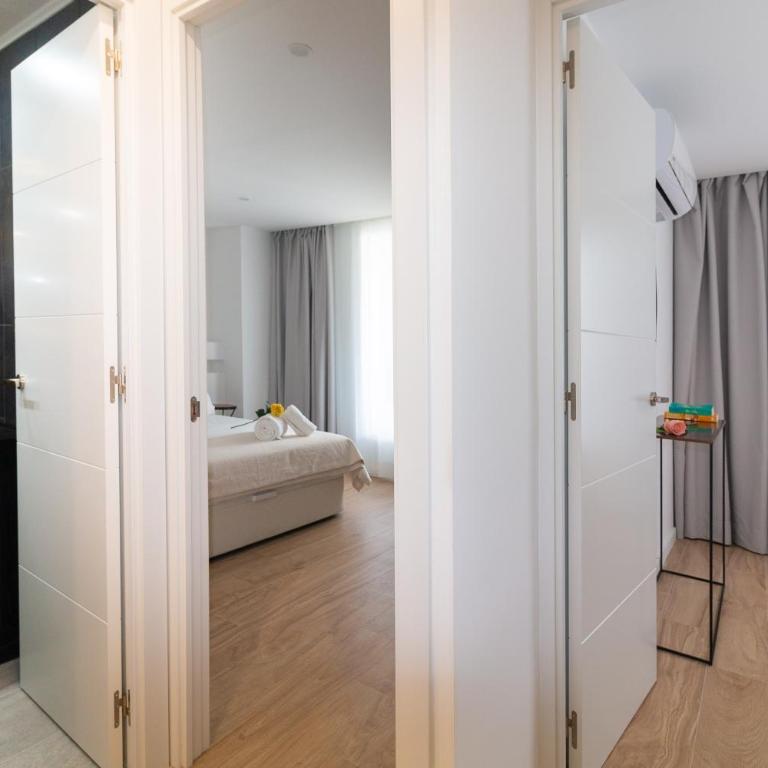 Luxury Penthouse with Jacuzzi & Large Terraces by Passeig de Gràcia - Two-Bedroom Deluxe Apartment with Balcony - 63