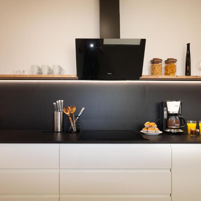 Luxury Penthouse with Jacuzzi & Large Terraces by Passeig de Gràcia - Two-Bedroom Deluxe Apartment with Balcony - 24