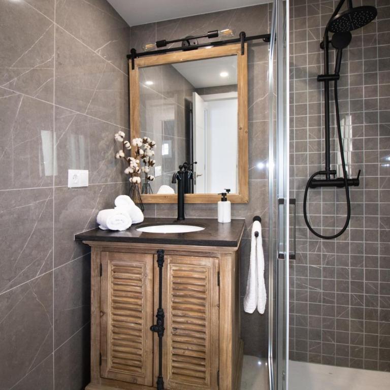 Luxury Penthouse with Jacuzzi & Large Terraces by Passeig de Gràcia - Two-Bedroom Deluxe Apartment with Balcony - 33