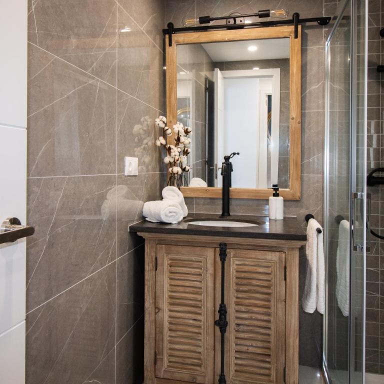 Luxury Penthouse with Jacuzzi & Large Terraces by Passeig de Gràcia - Two-Bedroom Deluxe Apartment with Balcony - 57