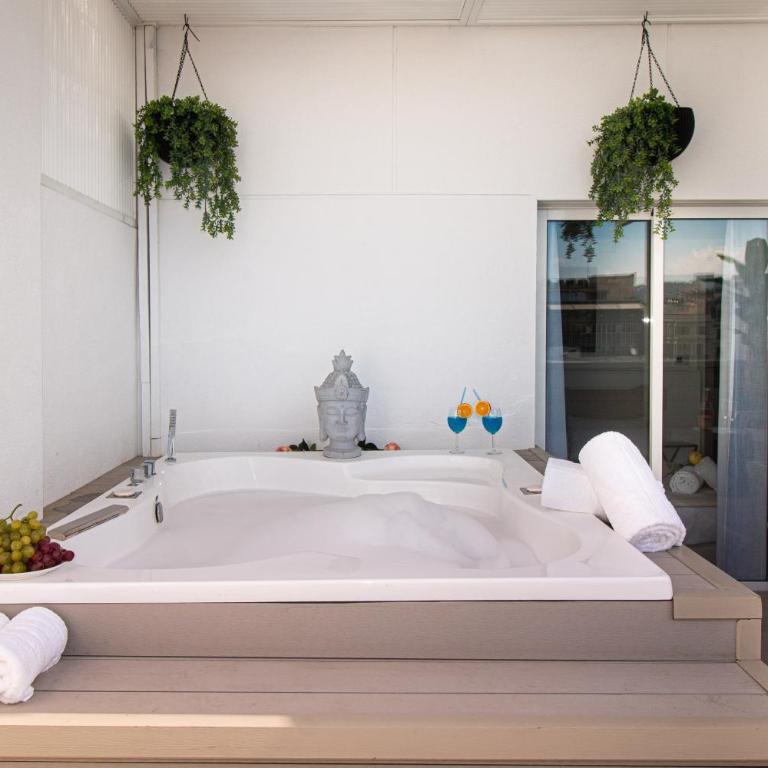 Luxury Penthouse with Jacuzzi & Large Terraces by Passeig de Gràcia - Two-Bedroom Deluxe Apartment with Balcony - 8