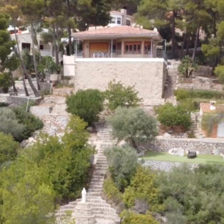 casa y piscina en un parque natural - Three-Bedroom House - 9