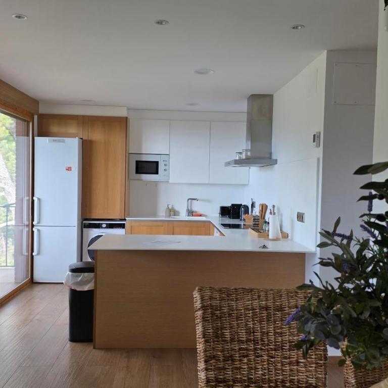 casa y piscina en un parque natural - Three-Bedroom House - 3