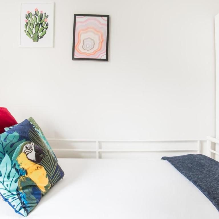 Charming Apartment With Vibrant Accents - Apartamento - 18