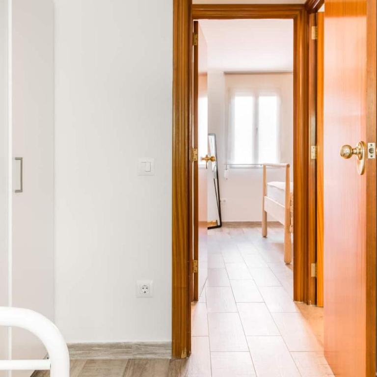 Charming Apartment With Vibrant Accents - Apartamento - 17