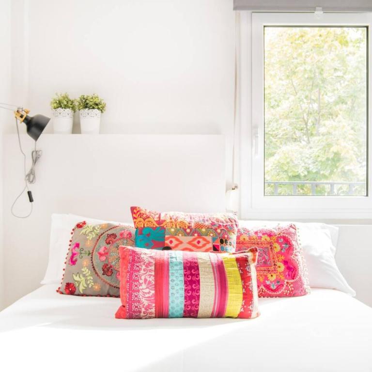 Charming Apartment With Vibrant Accents - Apartamento - 13