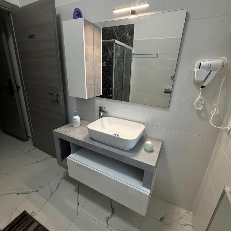 Luna Guest House - Camera Tripla con Bagno Privato - 4