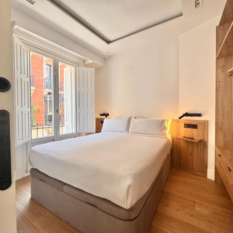 Stylish Plaza Mayor View Prime City Location - Superior Apartment with City View - 4