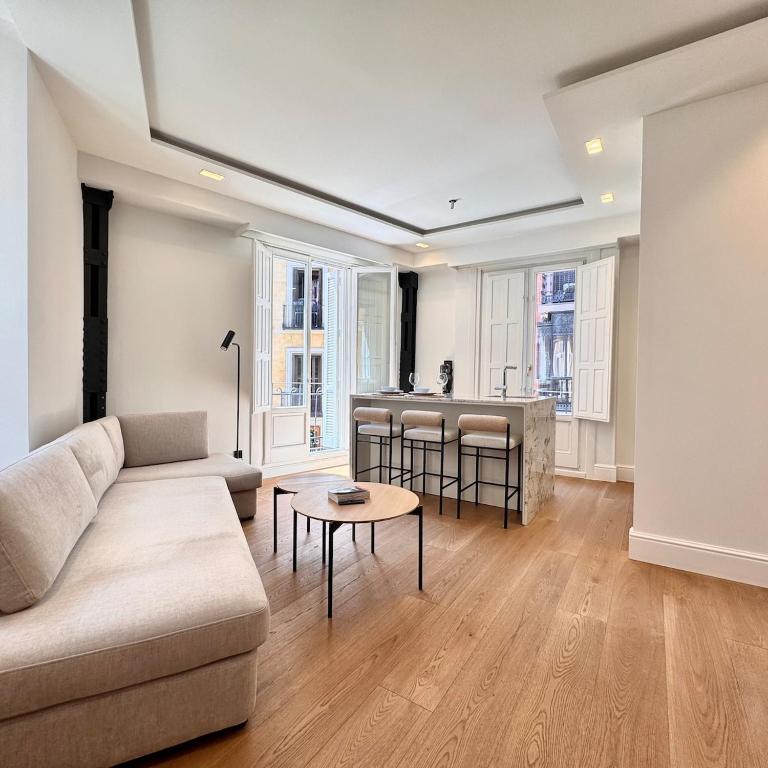 Stylish Plaza Mayor View Prime City Location - Superior Apartment with City View - 12
