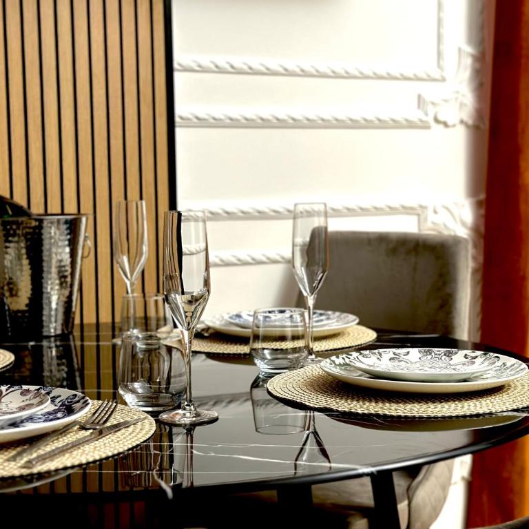 FORTUNA ORO Luxury Stay - One-Bedroom Apartment with Balcony and City View - 12
