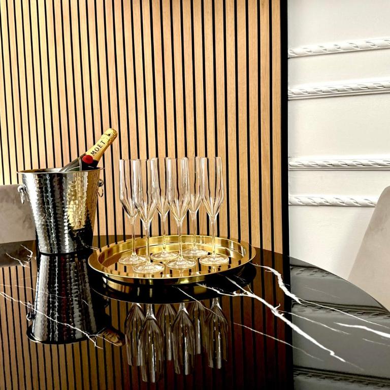 FORTUNA ORO Luxury Stay - One-Bedroom Apartment with Balcony and City View - 10