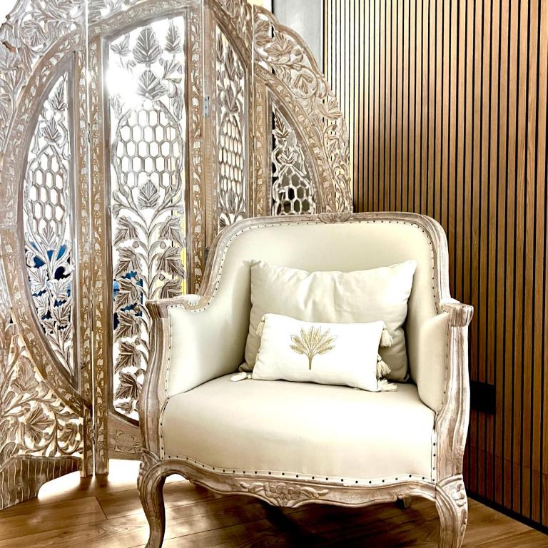 FORTUNA ORO Luxury Stay - One-Bedroom Apartment with Balcony and City View - 3