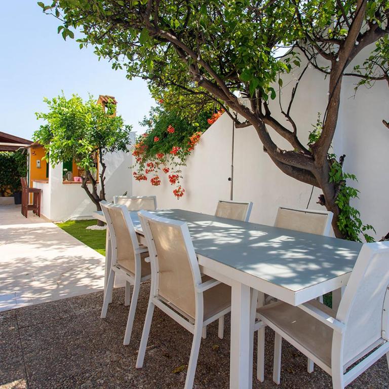 Villa Blanca - Three-Bedroom House - 32