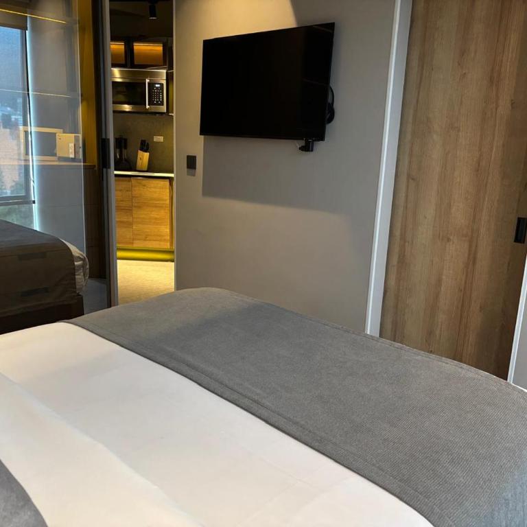 Espectacular Apartaestudio con Piscina sobre la calle 100 - Double Room with Mountain View - 1