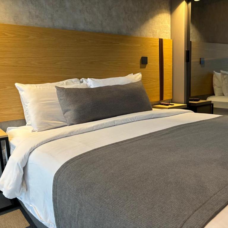 Espectacular Apartaestudio con Piscina sobre la calle 100 - Double Room with Mountain View - 4