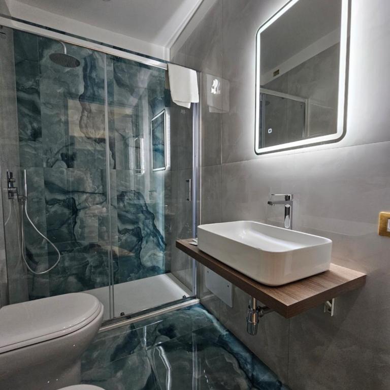 B&B Napoli Centrale Room&Jacuzzi - Camera Matrimoniale Deluxe con Vasca - 16