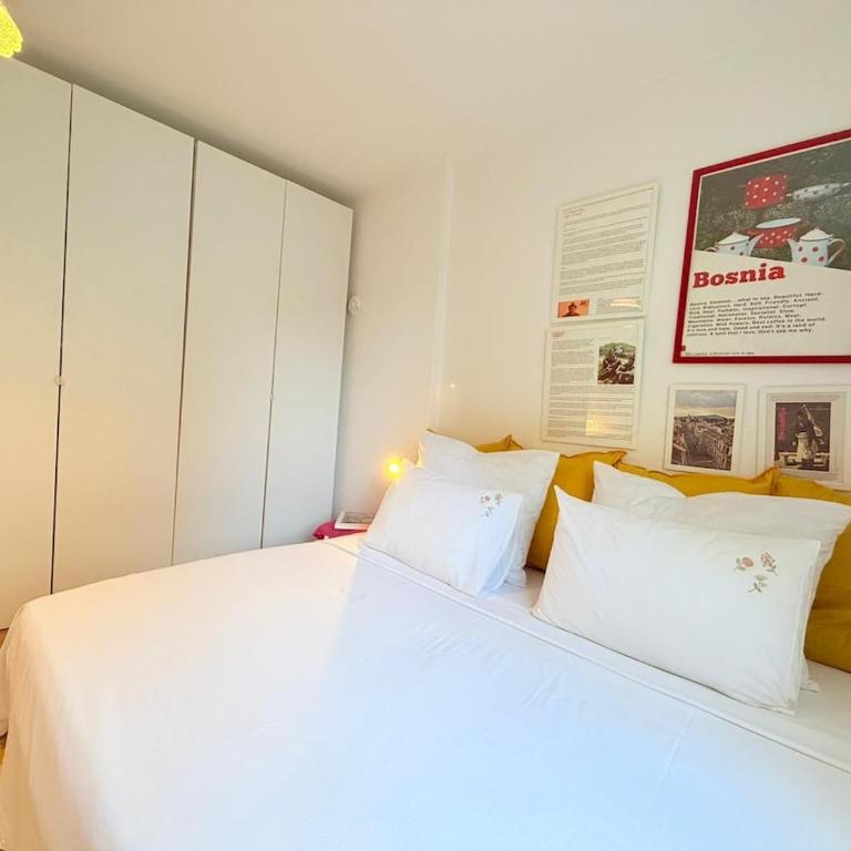 Riverside near Centre, Balcony and Free Parking - Two-Bedroom Apartment - 12