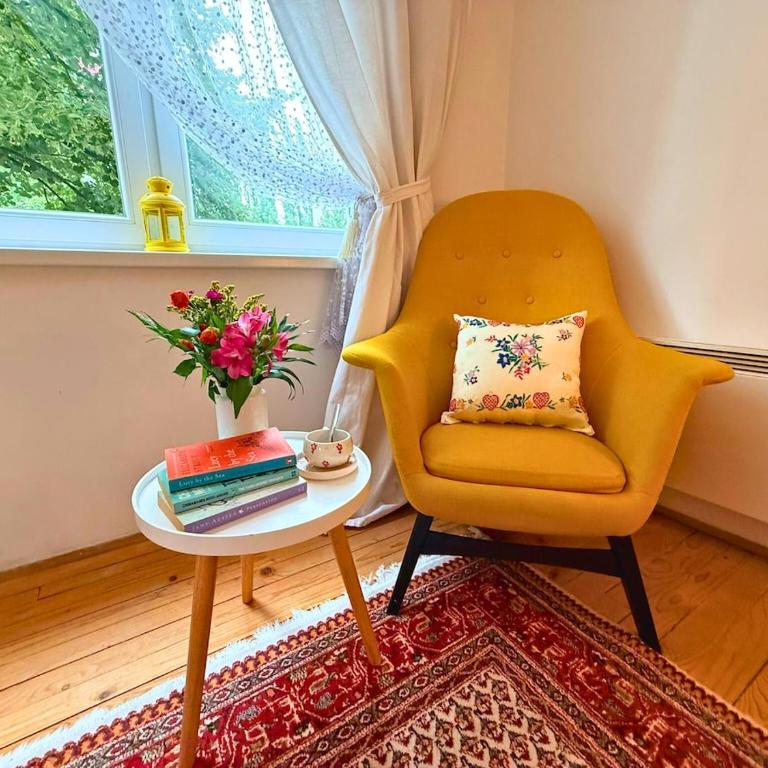 Riverside near Centre, Balcony and Free Parking - Two-Bedroom Apartment - 35