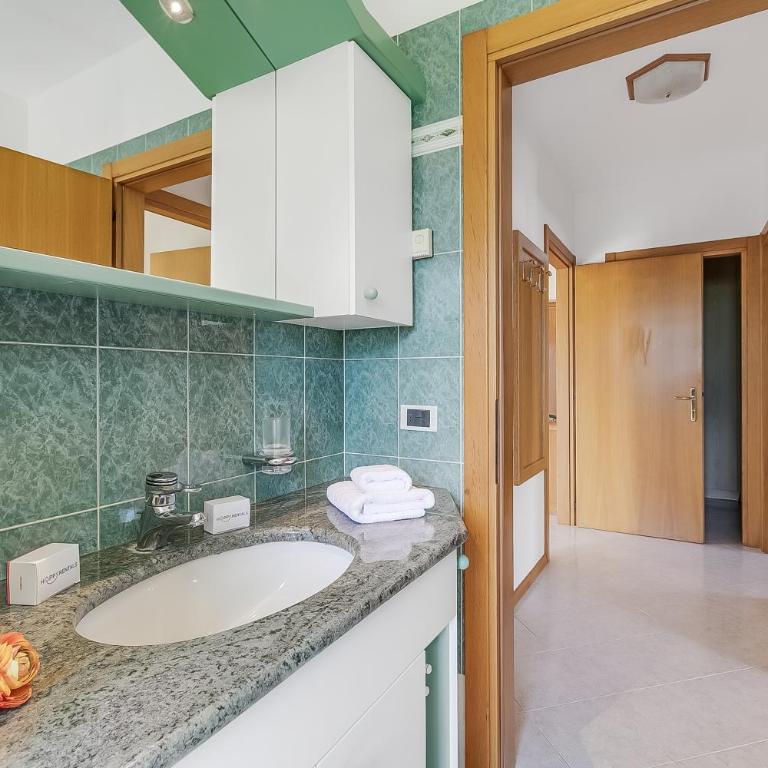 The Olive Tree Garden With Mountain View - Happy Rentals - Apartment with Balcony - 6