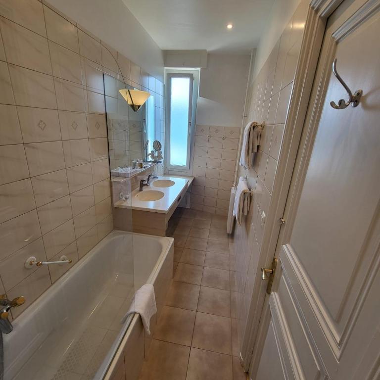 Hotel Eden Palace au Lac - Junior Suite with Balcony and Lake View - 3