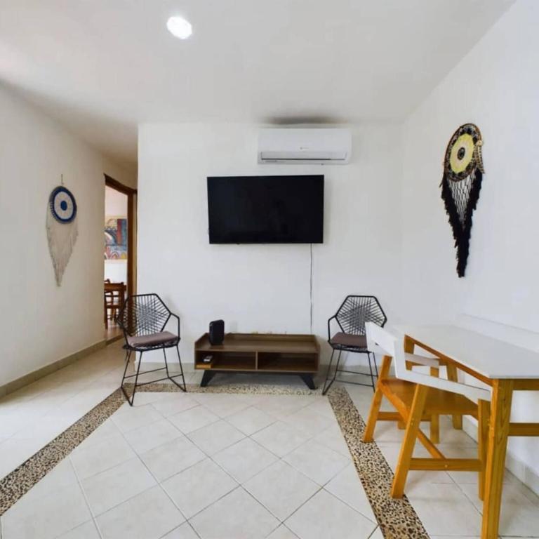 Stylish 2BR Retreat with Private Patio - Apartamento - 2