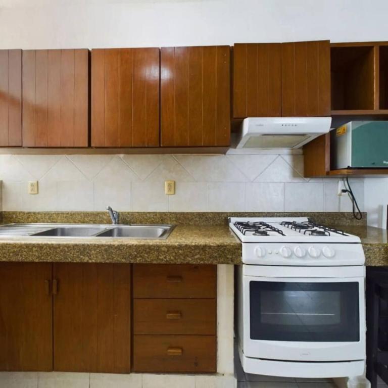 Stylish 2BR Retreat with Private Patio - Apartamento - 12
