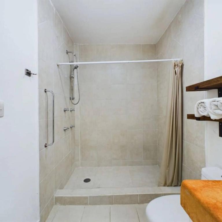 Stylish 2BR Retreat with Private Patio - Apartamento - 36