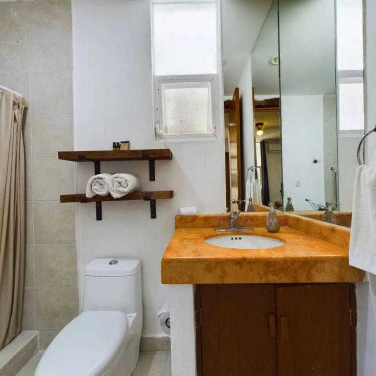 Stylish 2BR Retreat with Private Patio - Apartamento - 35