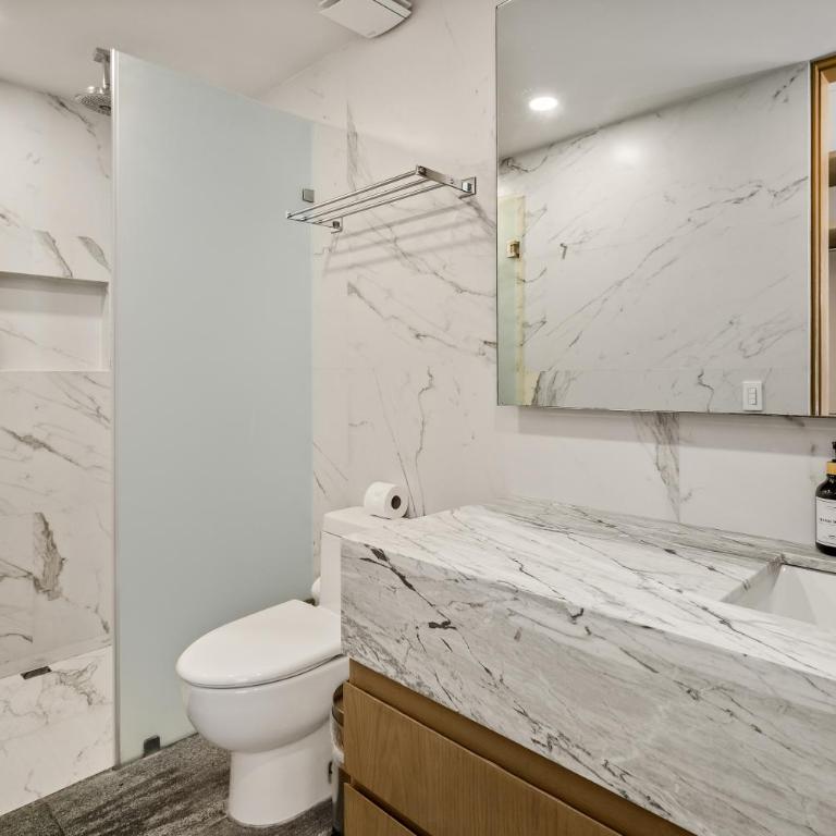 Classic 2BR Condo pool near beach - Two-Bedroom Apartment - 8