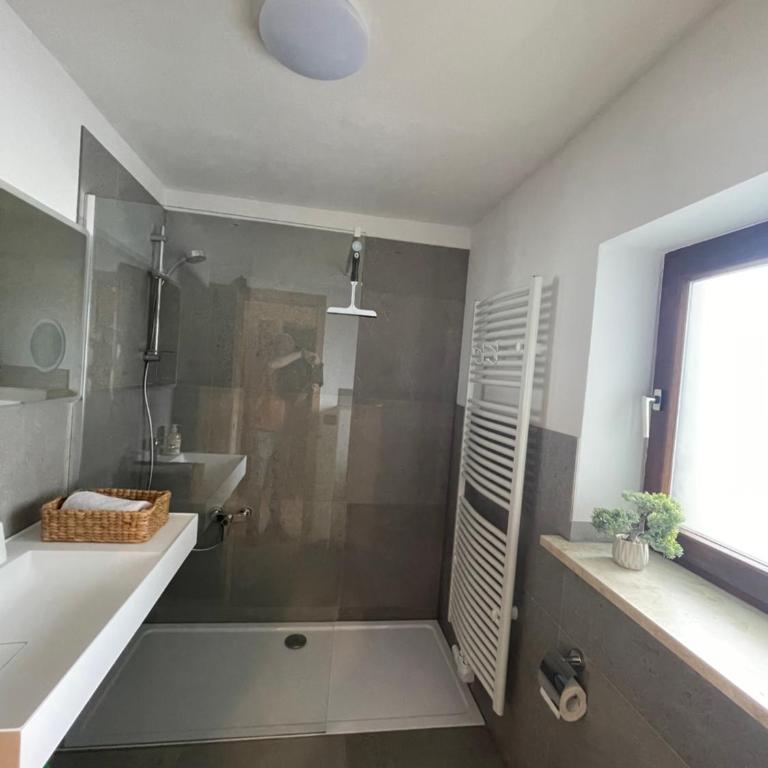 Landhotel Krone - Apartment mit 1 Schlafzimmer, Balkon und Bergblick - 3
