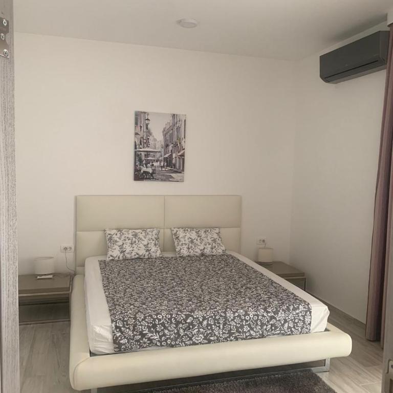 SF Apartments Lux - Two-Bedroom Apartment with Balcony and Sea View - 12