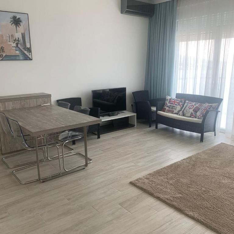 SF Apartments Lux - Two-Bedroom Apartment with Balcony and Sea View - 9
