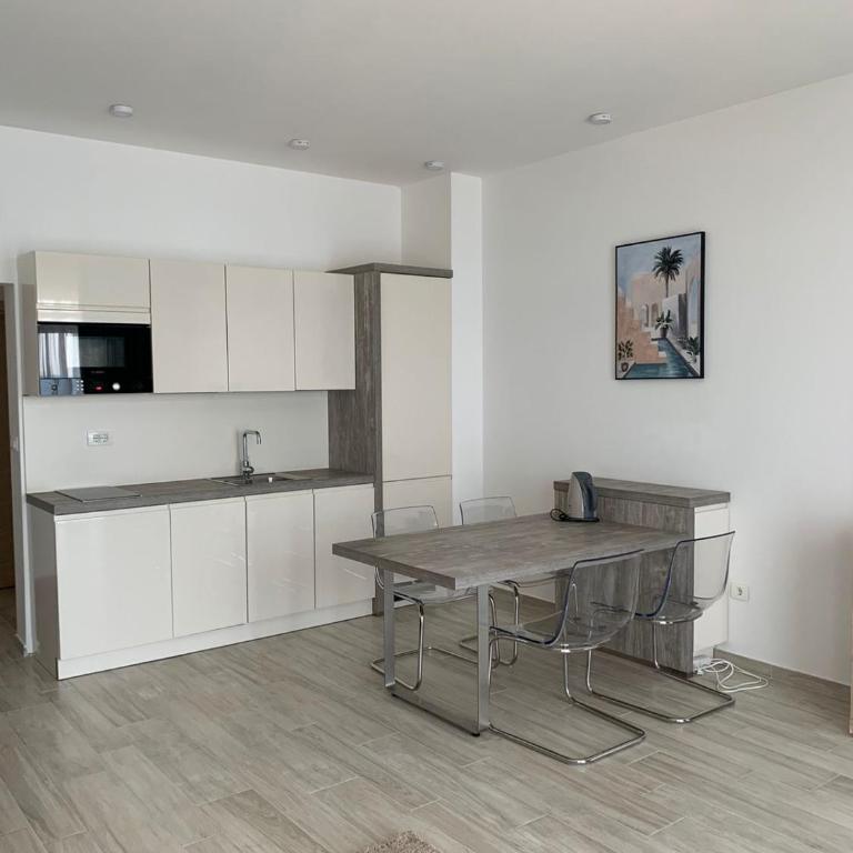 SF Apartments Lux - Two-Bedroom Apartment with Balcony and Sea View - 8