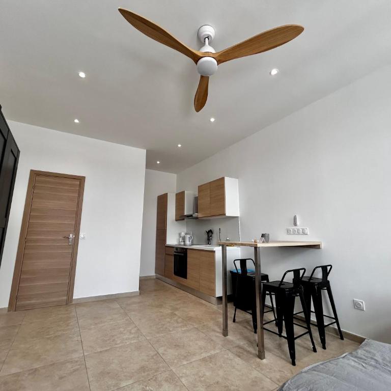 Appartement vue imprenable Vieux-Port et Notre Dame - Studio - Vue sur Mer - 13