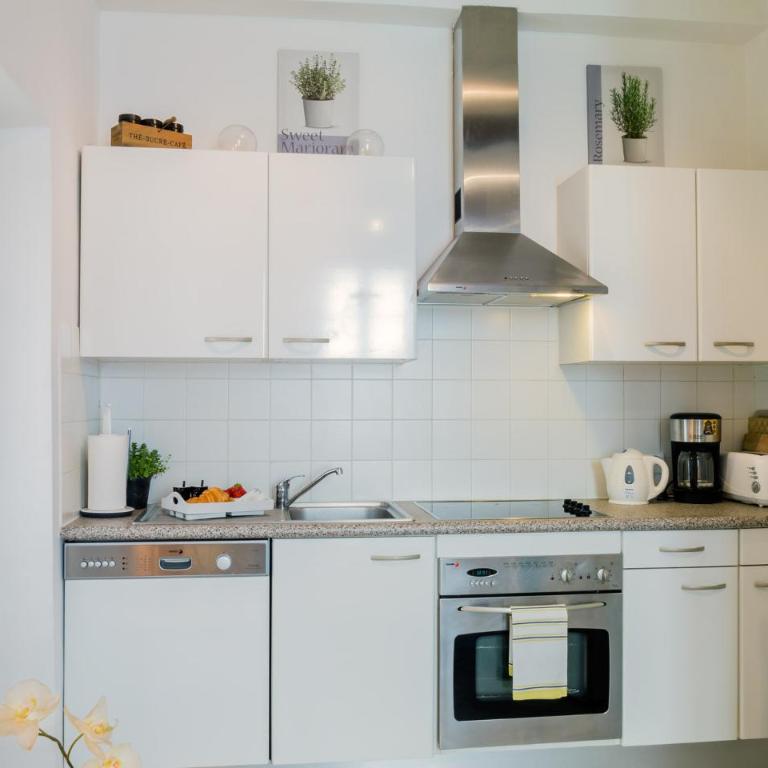 Balcony in Heart of pedestrian centre of Old Antibes - Apartment with Balcony - 19