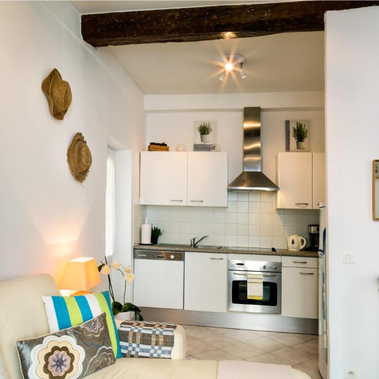 Balcony in Heart of pedestrian centre of Old Antibes - Apartment with Balcony - 20