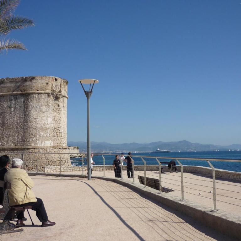 Balcony in Heart of pedestrian centre of Old Antibes - Apartment with Balcony - 33