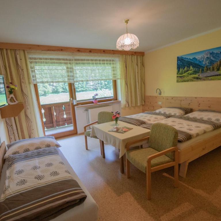 Lindenhof**, Pension - Dreibettzimmer mit Dusche - 2