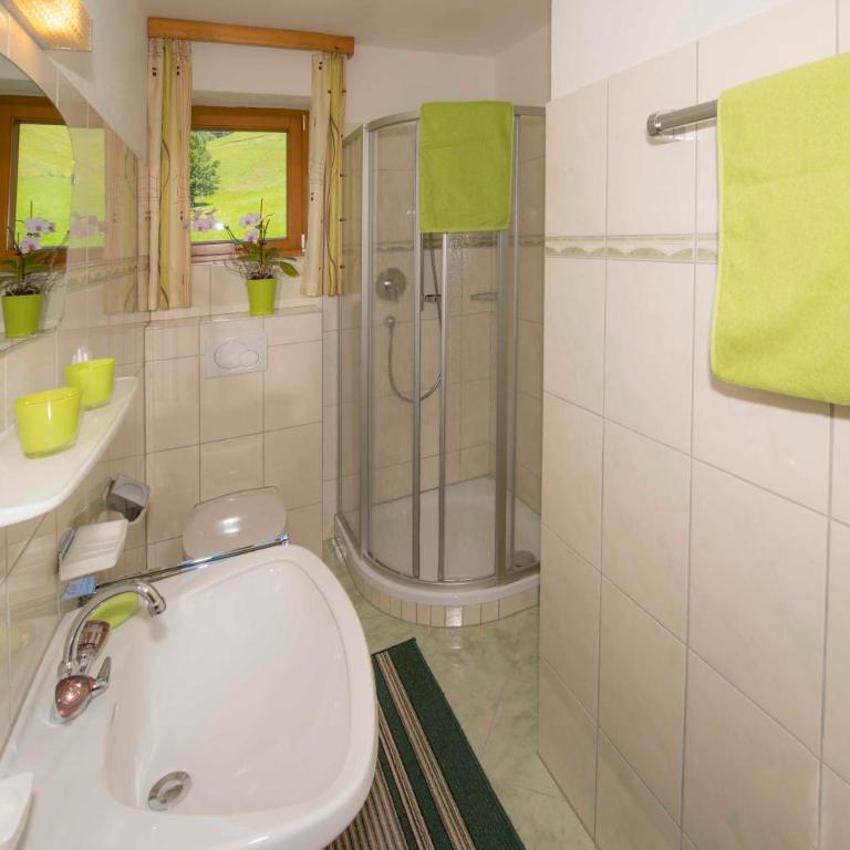 Lindenhof**, Pension - Dreibettzimmer mit Dusche - 3