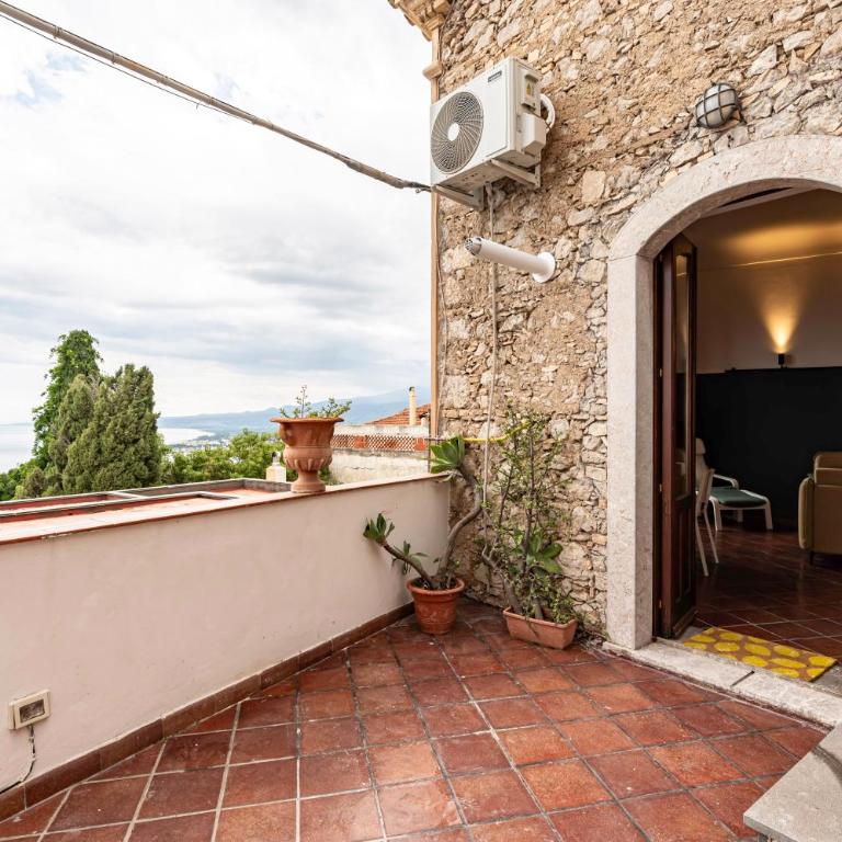 GuestHost - Love and Light in Taormina - One-Bedroom Apartment - 14