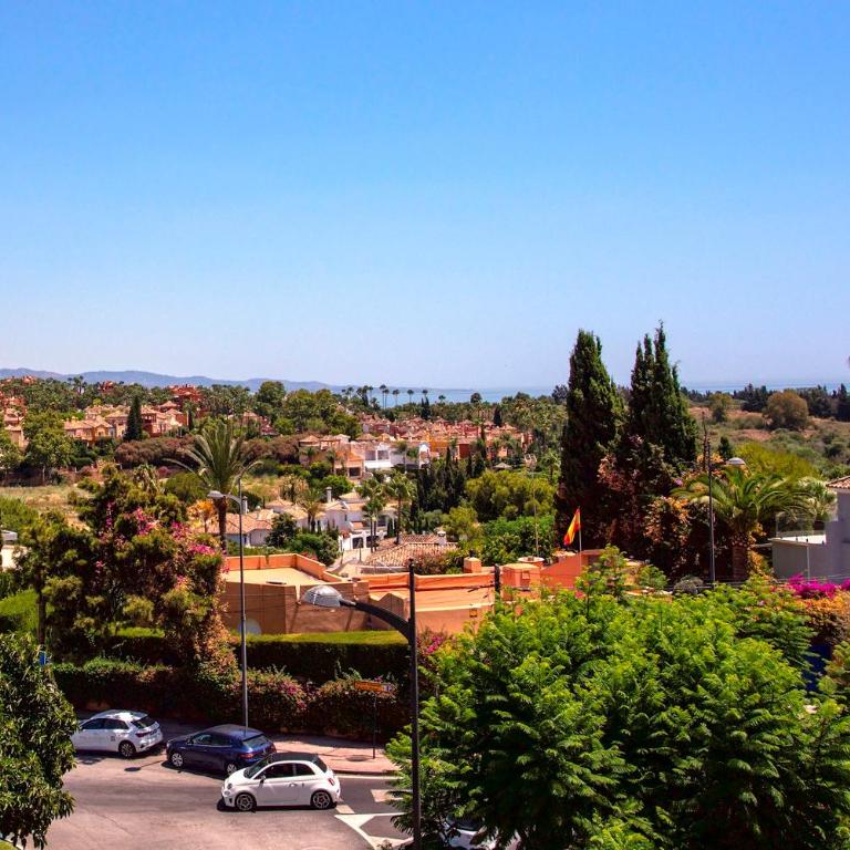 Genteel Home Señorío de Aloha - Three-Bedroom Apartment with Swimmingpool - 5