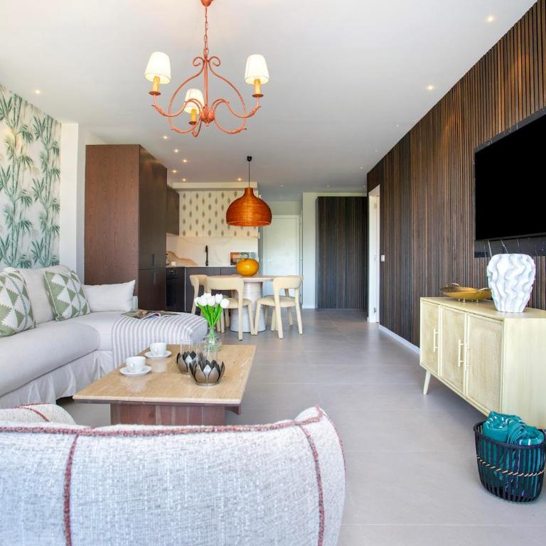 Genteel Home Señorío de Aloha - Three-Bedroom Apartment with Swimmingpool - 11