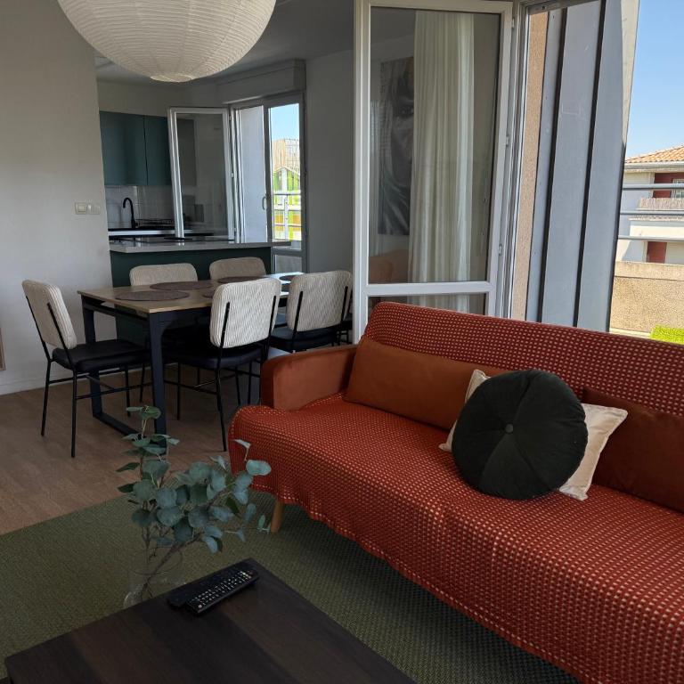 Calme & spacieux - 6 pers, parking privé, métro 5min direct centre-ville, checkIn autonome, wifi- idéal sejour pro, touristique, entre amis ou famille - Three-Bedroom Apartment - 18