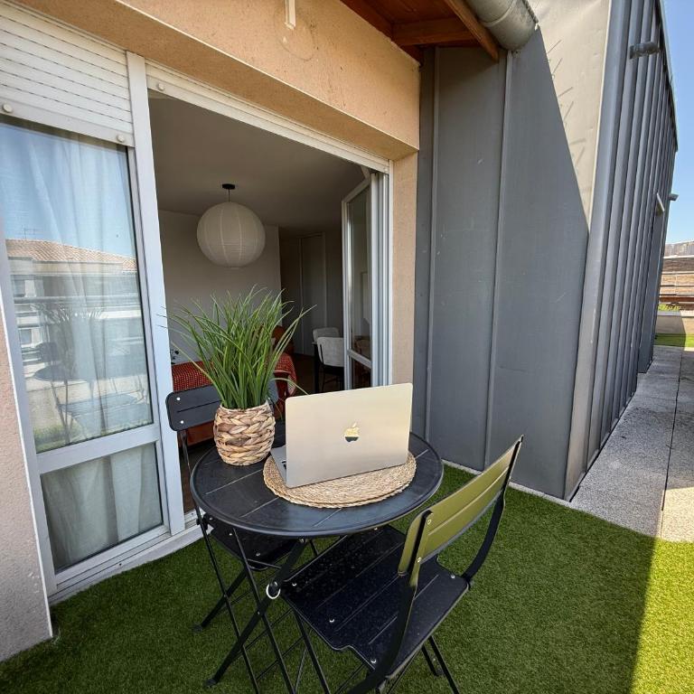Calme & spacieux - 6 pers, parking privé, métro 5min direct centre-ville, checkIn autonome, wifi- idéal sejour pro, touristique, entre amis ou famille - Three-Bedroom Apartment - 13