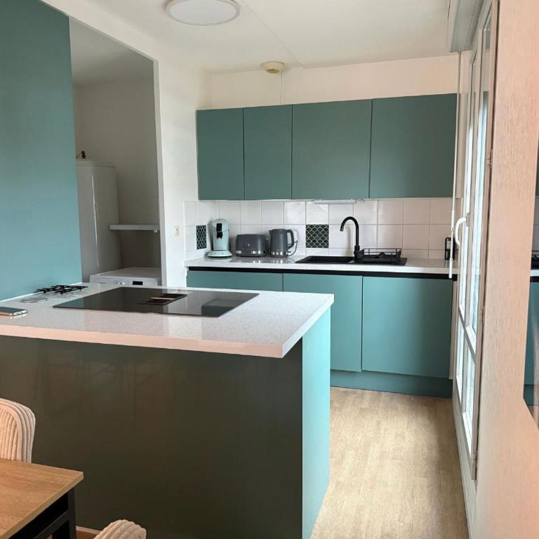 Calme & spacieux - 6 pers, parking privé, métro 5min direct centre-ville, checkIn autonome, wifi- idéal sejour pro, touristique, entre amis ou famille - Three-Bedroom Apartment - 5